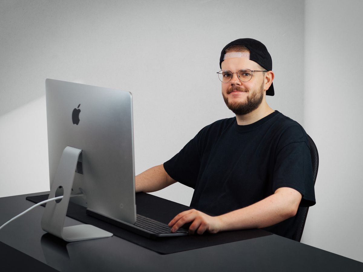 Pit Wirtz, Founder of Insane Creative Studio, working on an iMac