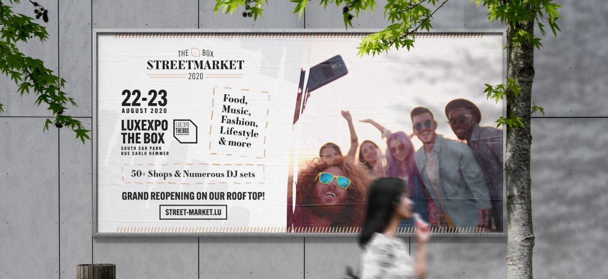 Das Veranstaltungsbanner des The Box Streetmarket 2020 mit Datum und Adresse der Veranstaltung an einem Gebäude.