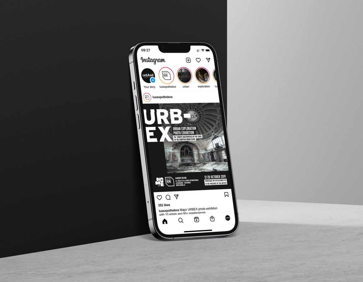 Ein an die Wand gelehntes iPhone zeigt den Social-Media-Post für die von Luxexpo The Box organisierte Urban Exploration Photo Exhibition.
