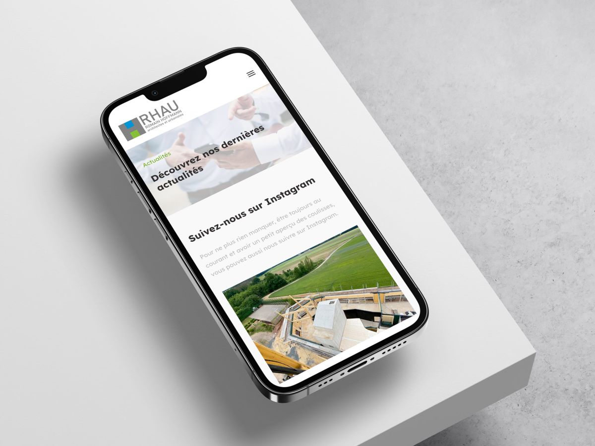 iPhone with the news page of rhau.lu.