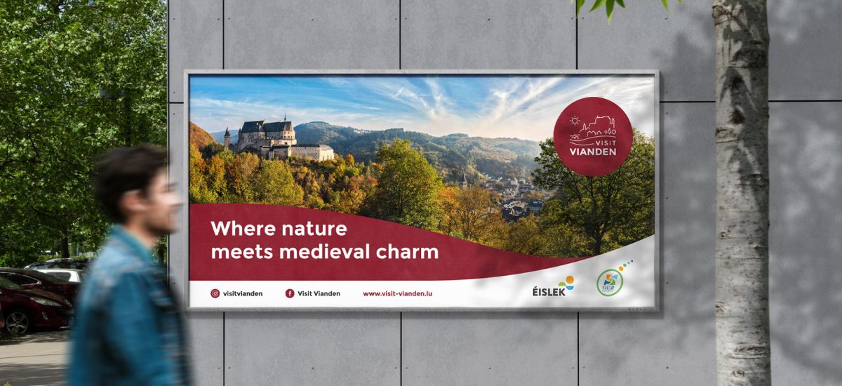Werbebanner für Visit Vianden, welches das Schloss von Vianden zeigt.