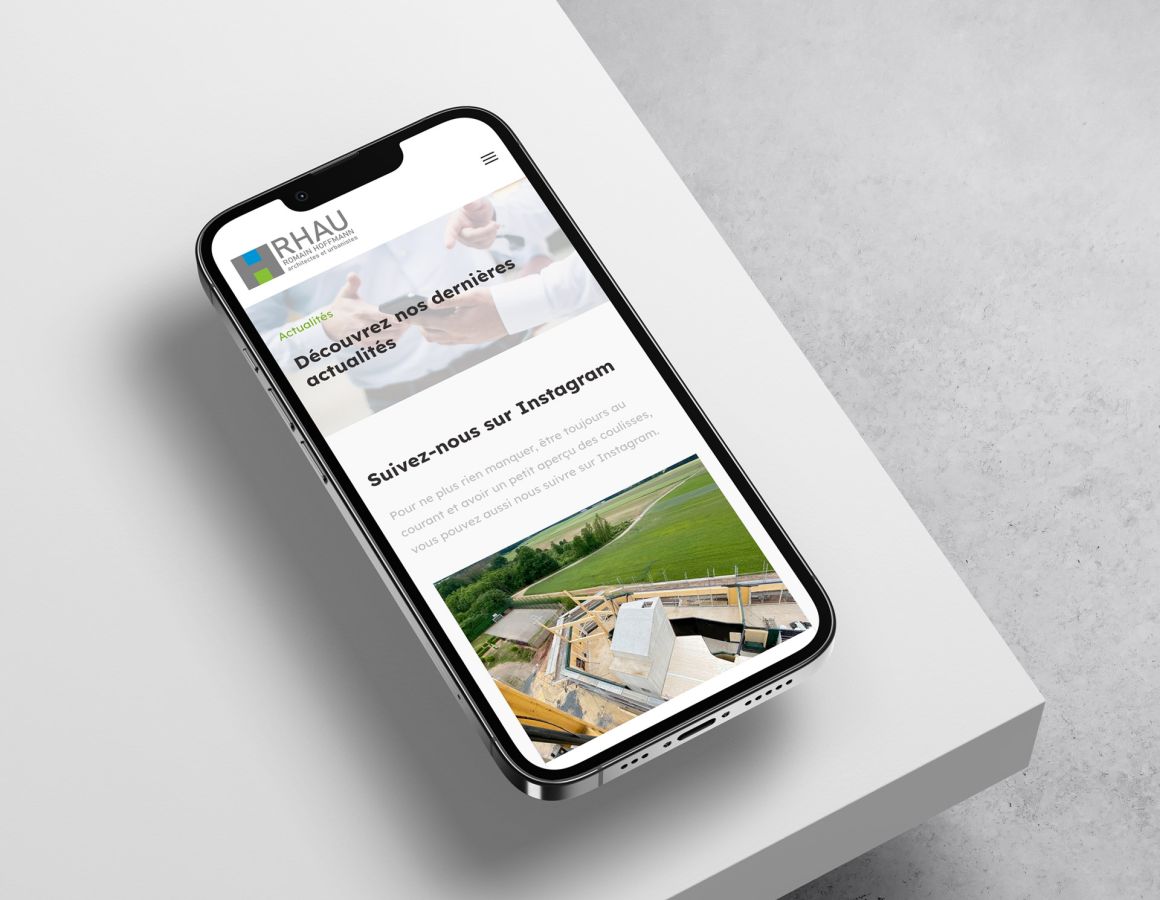 iPhone with the news page of rhau.lu.