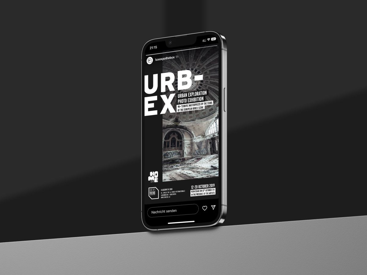 Ein iPhone steht auf einem Regal und zeigt die Social-Media-Story für die von Luxexpo The Box organisierte Fotoausstellung Urban Exploration.