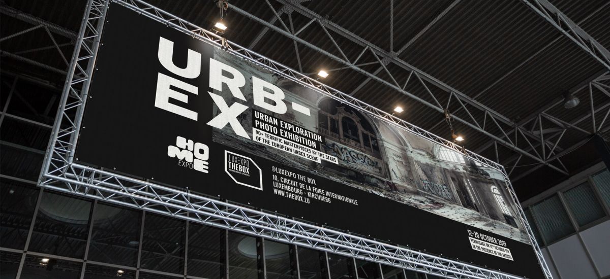 Banner der Fotoausstellung Urban Exploration, das auf dem Dach einer Halle angebracht wurde.