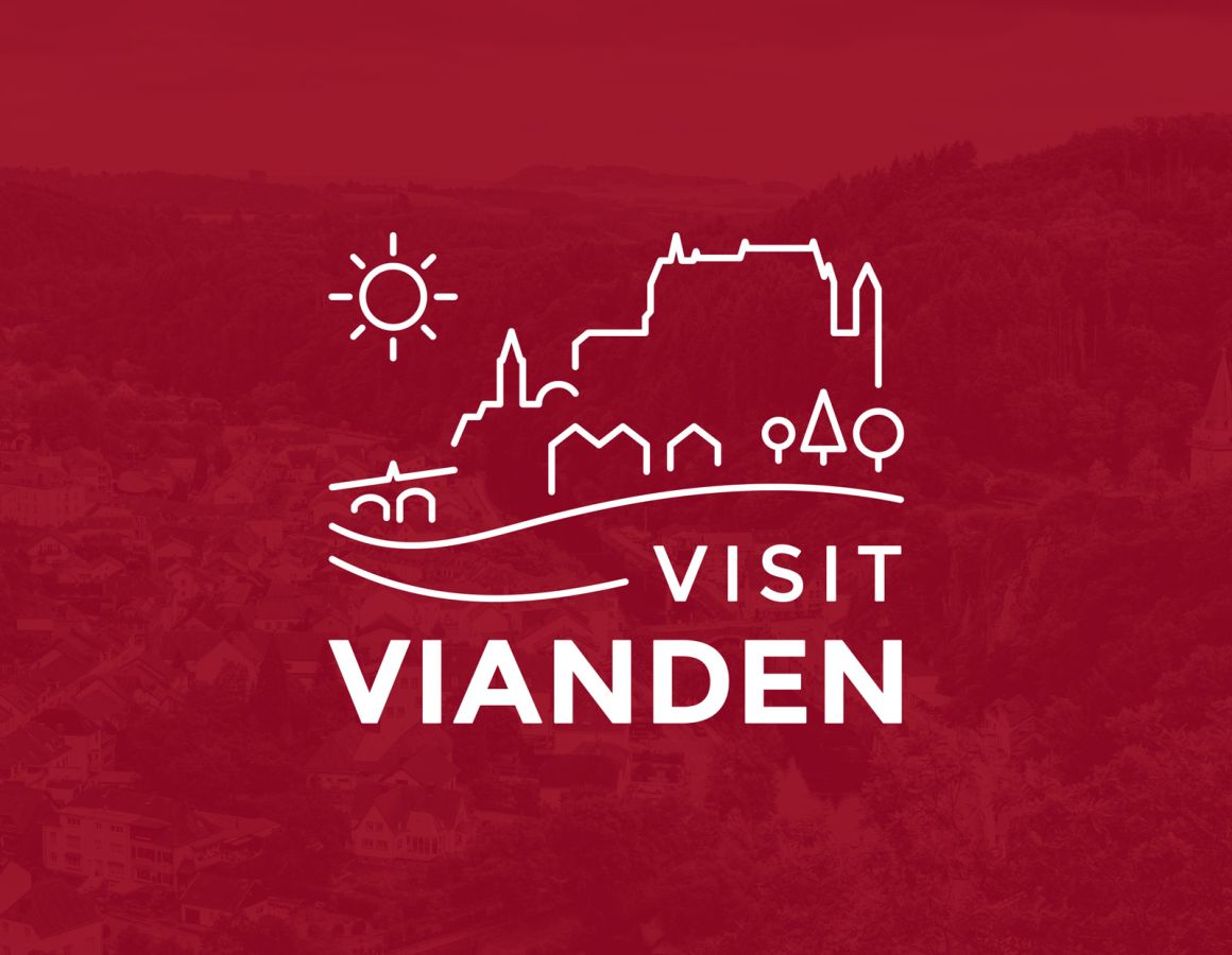 Visit Vianden Logo auf einem rot hinterlegten Bild von Vianden.