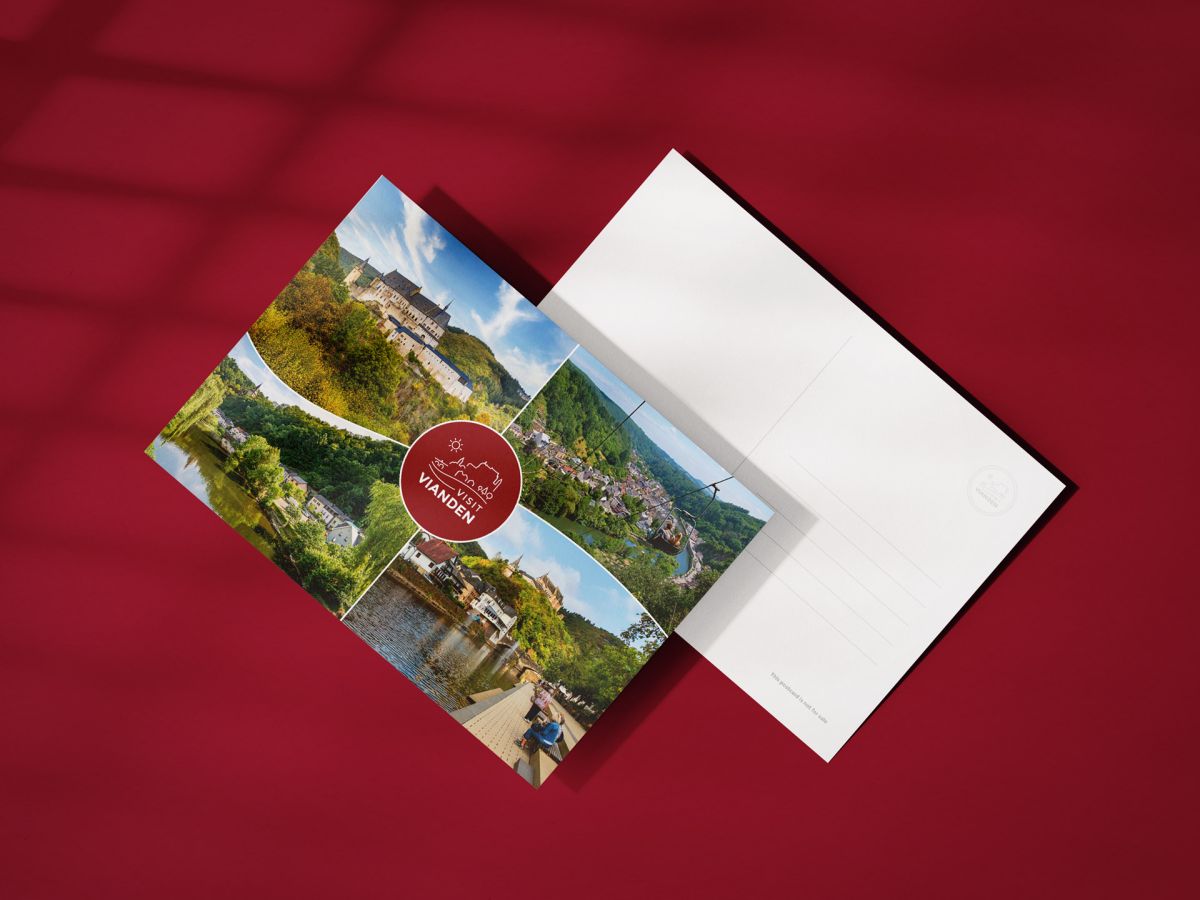 Postkarte mit verschiedenen Attraktionen für Visit Vianden, die allen Hotelgästen kostenlos zur Verfügung gestellt wird.