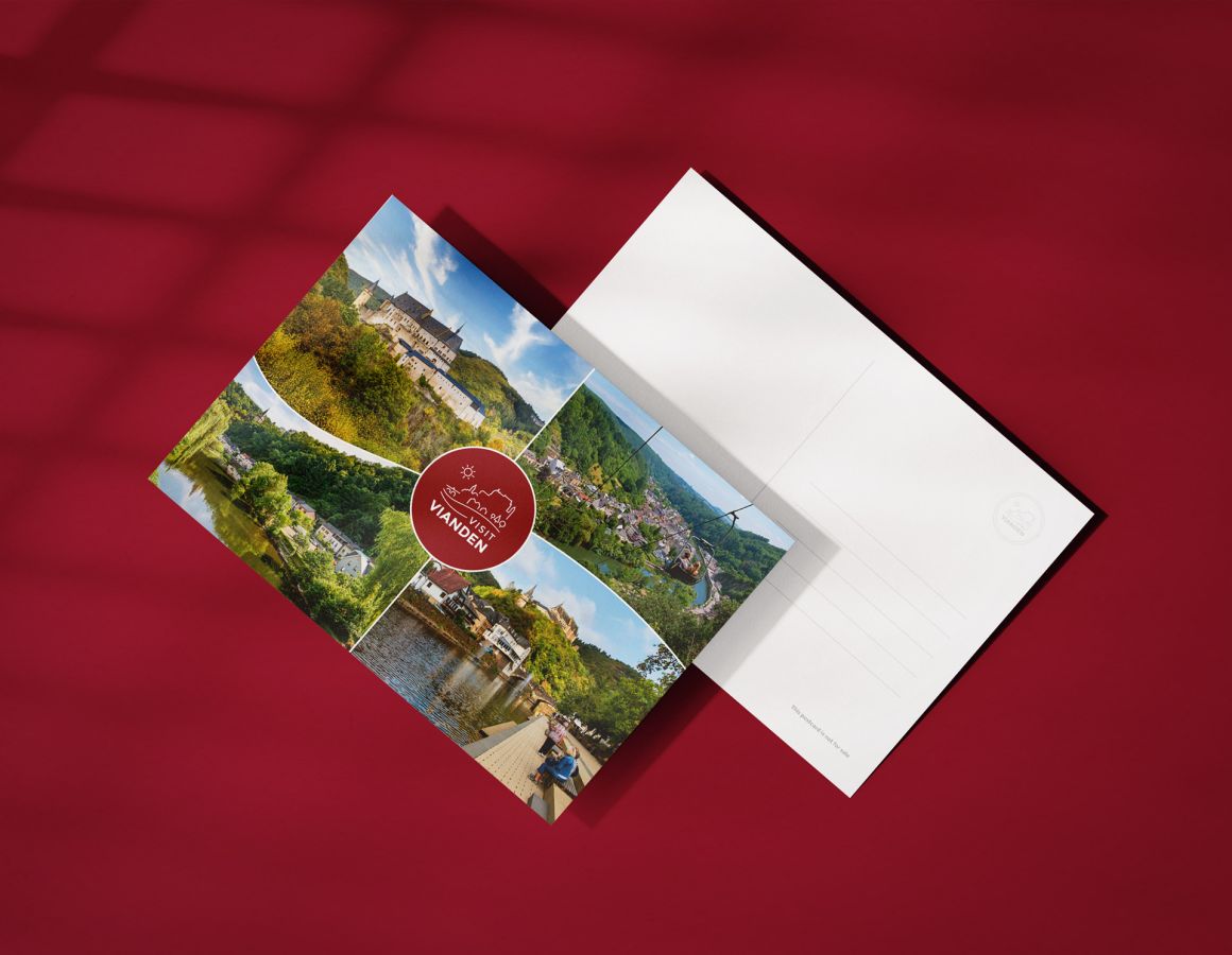 Postkarte mit verschiedenen Attraktionen für Visit Vianden, die allen Hotelgästen kostenlos zur Verfügung gestellt wird.