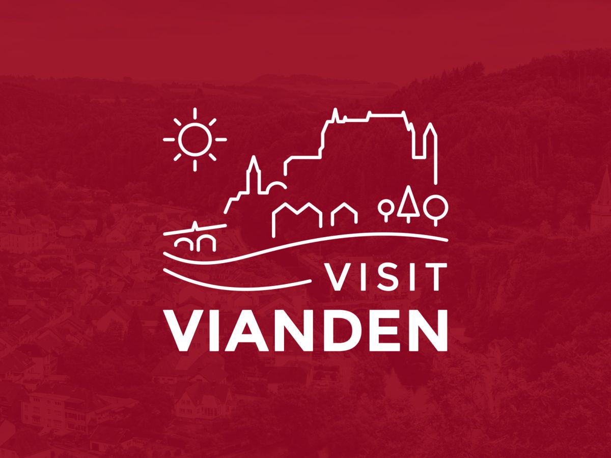 Visit Vianden Logo auf einem rot hinterlegten Bild von Vianden.
