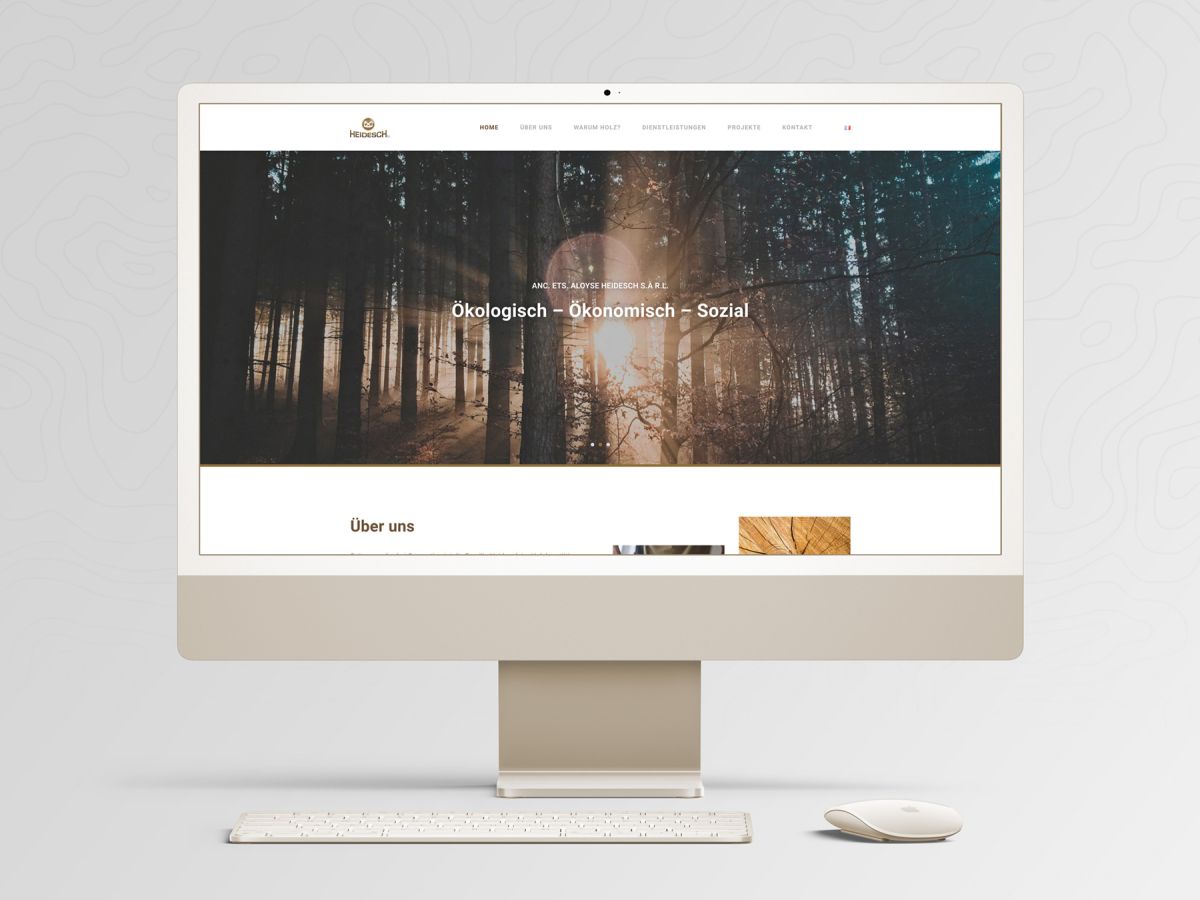 iMac, der die Homepage von Holzbau Heidesch zeigt.