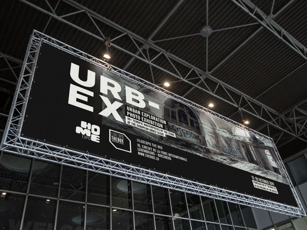 Banner der Fotoausstellung Urban Exploration, das auf dem Dach einer Halle angebracht wurde.
