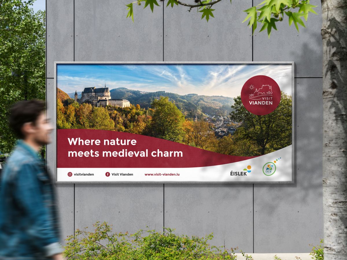 Werbebanner für Visit Vianden, welches das Schloss von Vianden zeigt.