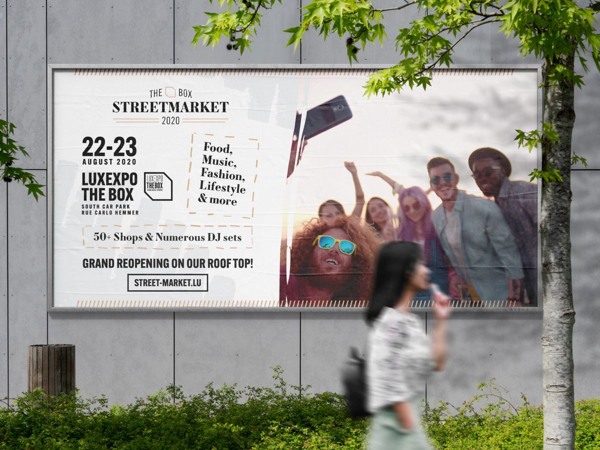 Das Veranstaltungsbanner des The Box Streetmarket 2020 mit Datum und Adresse der Veranstaltung an einem Gebäude.